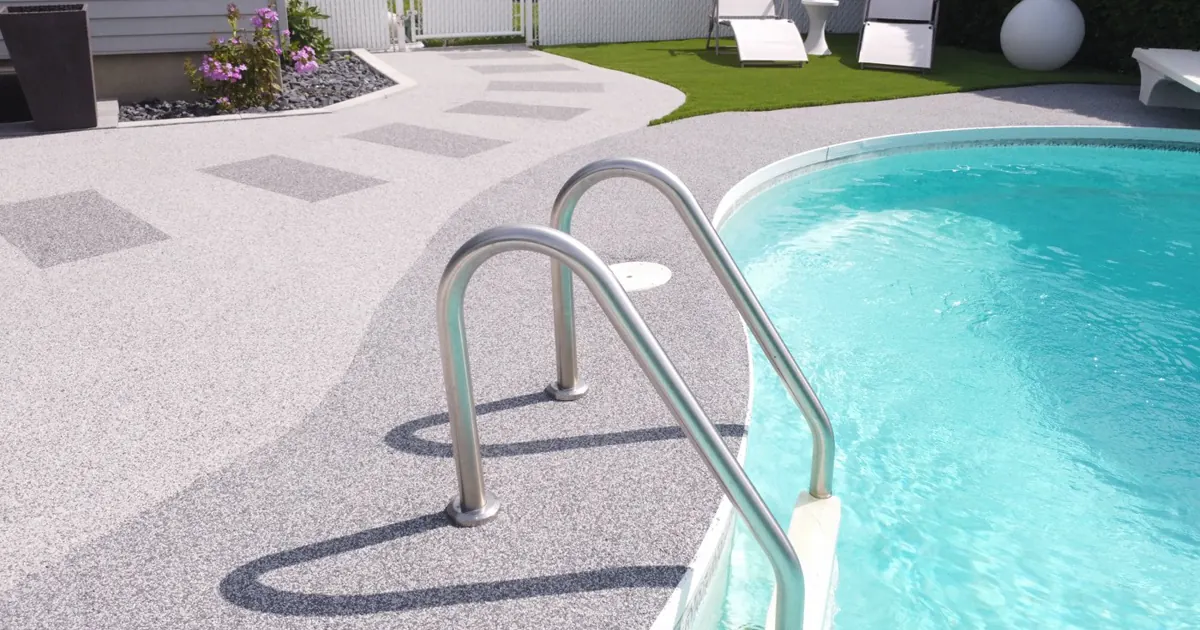 Contour de piscine résidentielle recouvert d’un revêtement EPDM