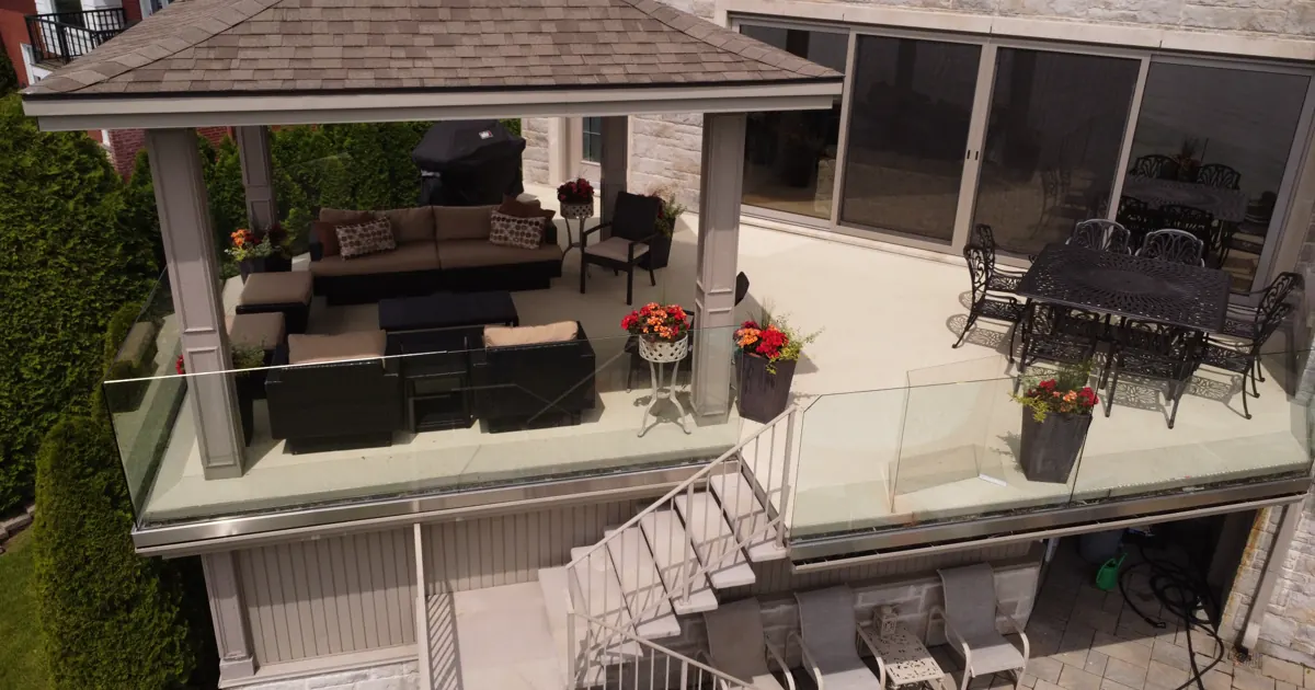 Revêtement caoutchouc extérieur sur un patio et une allée