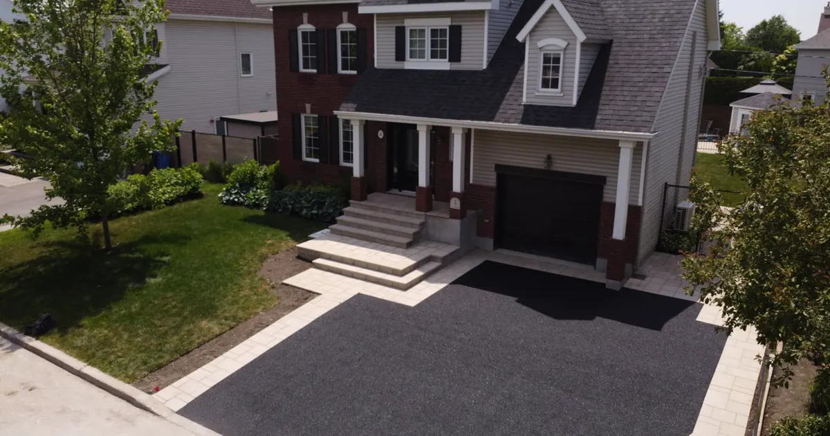 Entrée en caoutchouc devant une résidence québécoise