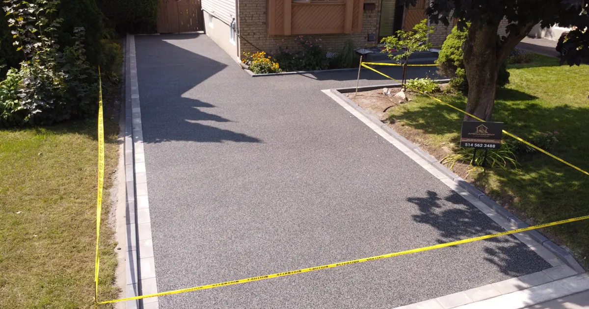Pavage en caoutchouc extérieur installé sur une allée résidentielle au Québec